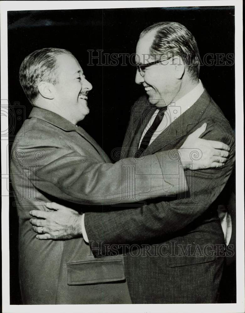 1964 Press Photo Teodoro Moscoso and Carlos Sanz de Santamaria embrace.- Historic Images