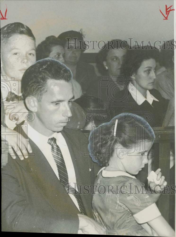 1958 Press Photo Eugene Phillips with children in court trial of wife&#39;s murder.- Historic Images