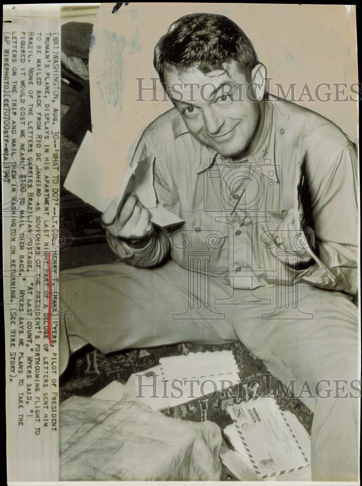 1947 Press Photo Colonel Henry Myers, President Truman&#39;s pilot, shows letters.- Historic Images