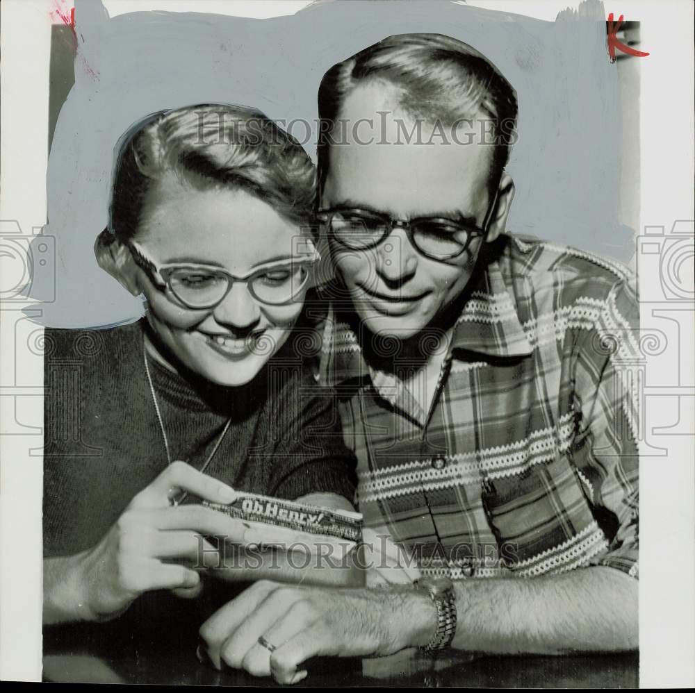 1955 Press Photo Burdick Myers and Mary test will power on O&#39;Henry candy bar.- Historic Images