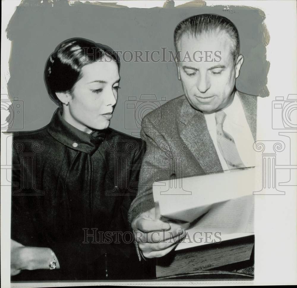 1959 Press Photo Anna Kashfi and attorney in Santa Monica Superior Court.- Historic Images