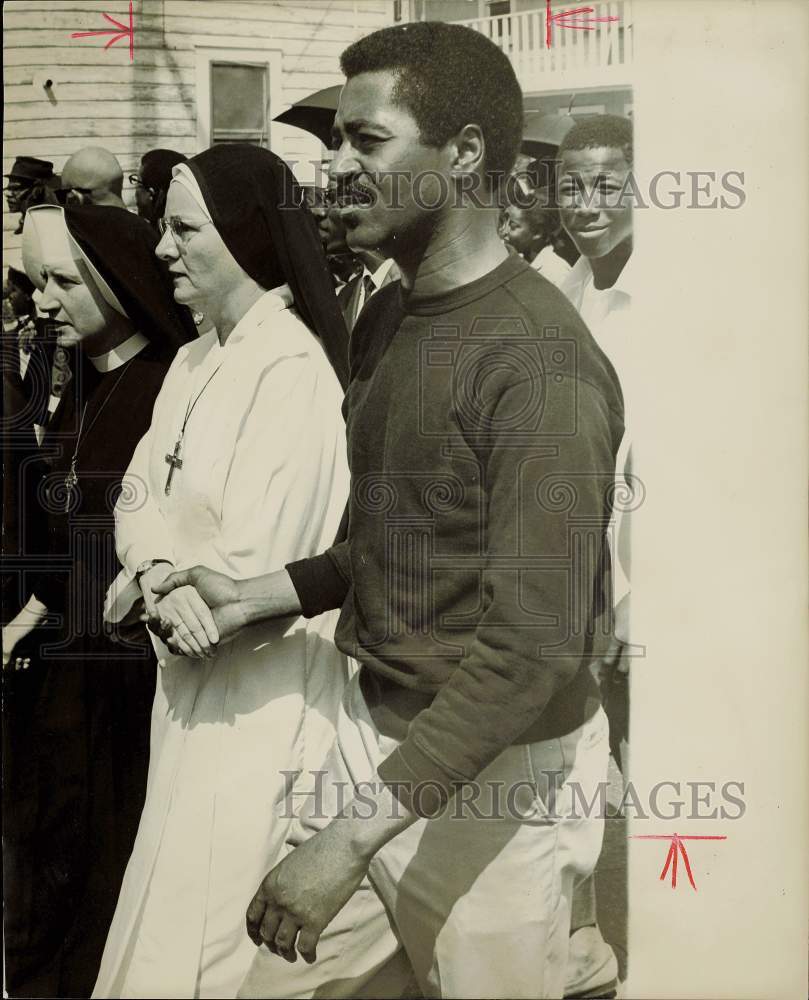 1968 Press Photo Demonstrators join hands at Houston&#39;s Dr. King memorial march.- Historic Images