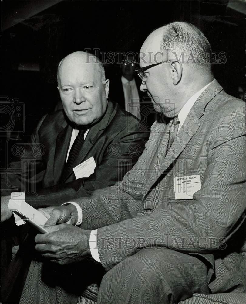 1961 Press Photo Frank Porter and W.H. Carson confer at Houston meeting.- Historic Images