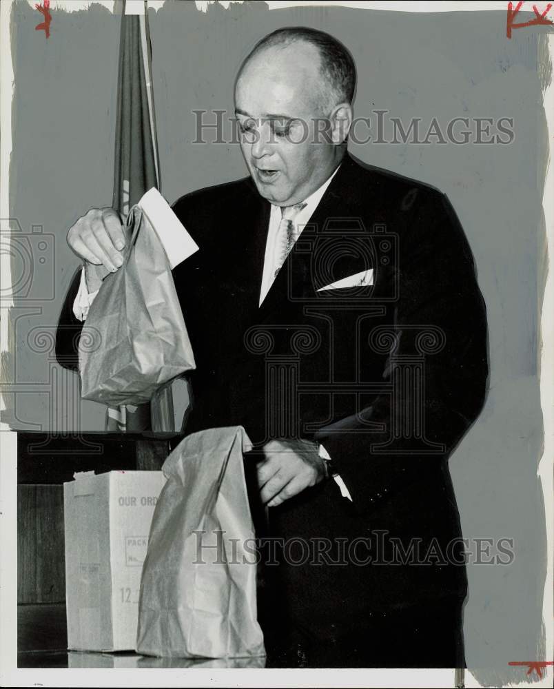 1961 Press Photo Milton Mulitz shows items to council in Houston. - hpa81354- Historic Images