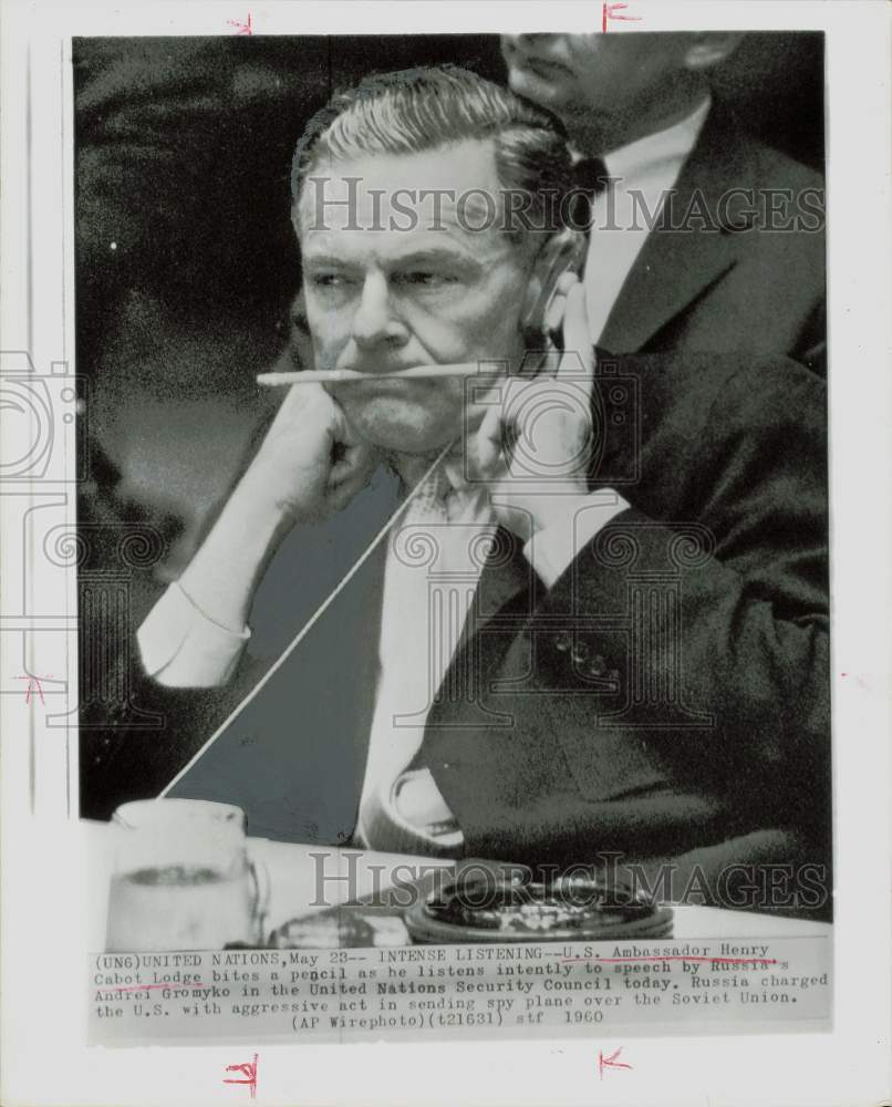 1960 Press Photo Henry Cabot Lodge bites pencil, listening at United Nations- Historic Images