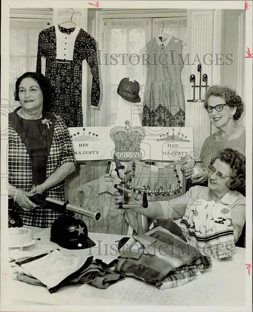 1966 Press Photo Mrs. Ralph Morgan with City Federation Women&#39;s Clubs members.- Historic Images