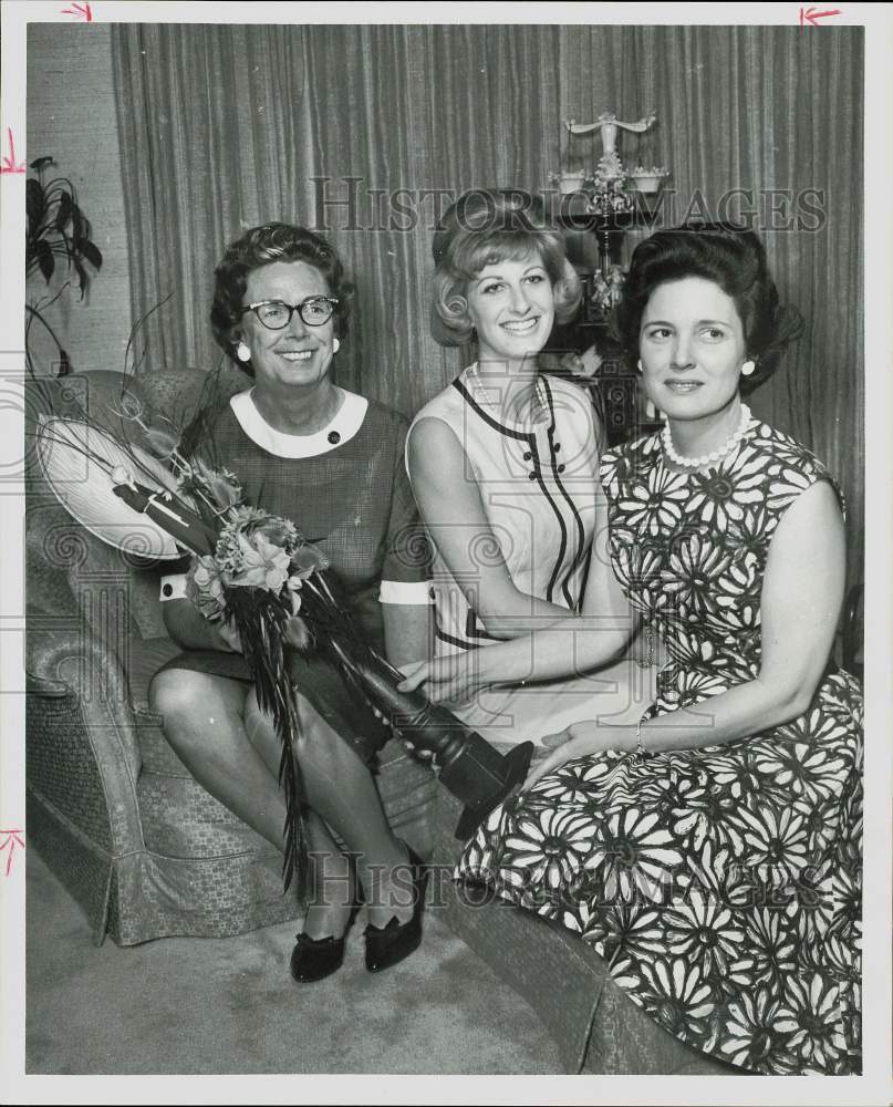 1965 Press Photo Mrs. David Pollan with other Houston Charity Guild members- Historic Images