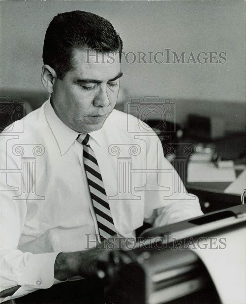 1959 Press Photo Rufus Ramirez, Houston police officer, types reports.- Historic Images