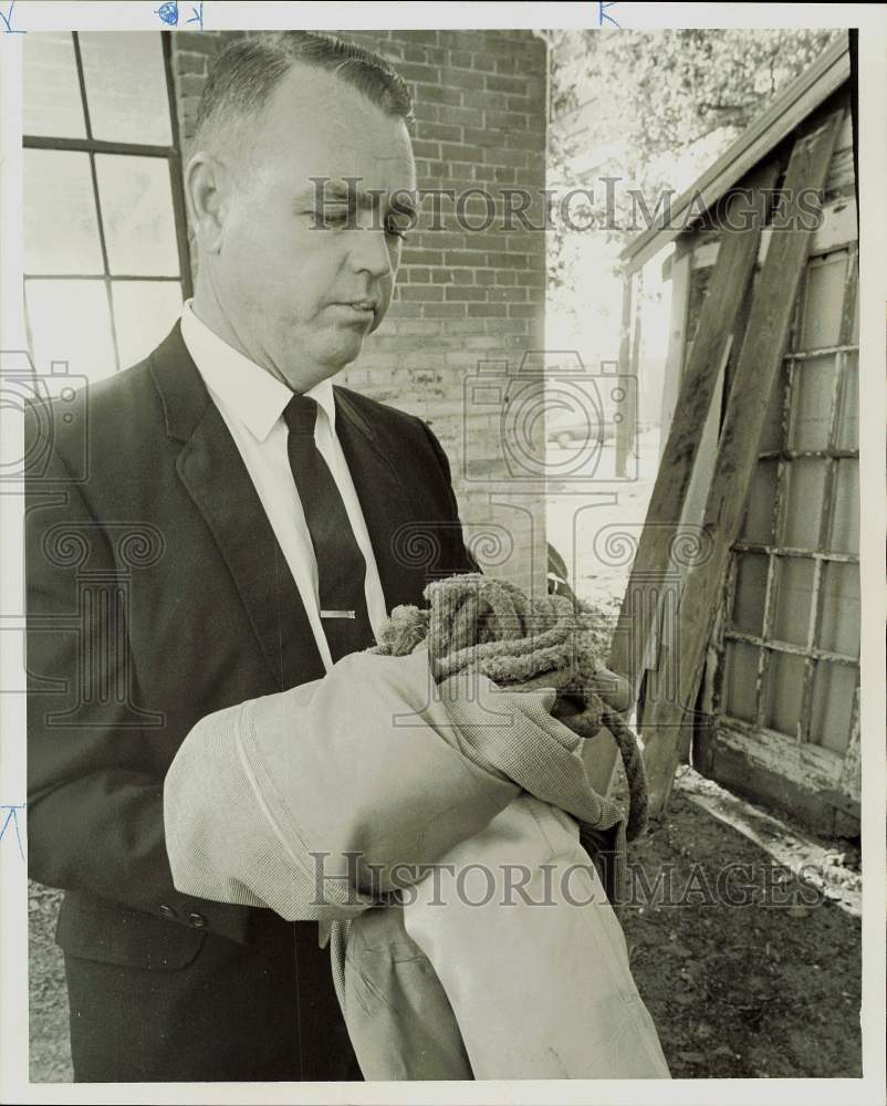 1969 Press Photo T.D. Muckleroy, Houston police detective, views rope.- Historic Images