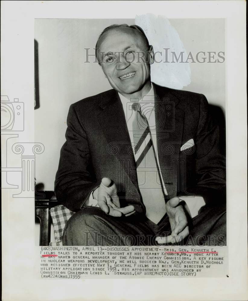 1955 Press Photo General Kenneth Fields talks with reporters in Kenwood, MD.- Historic Images