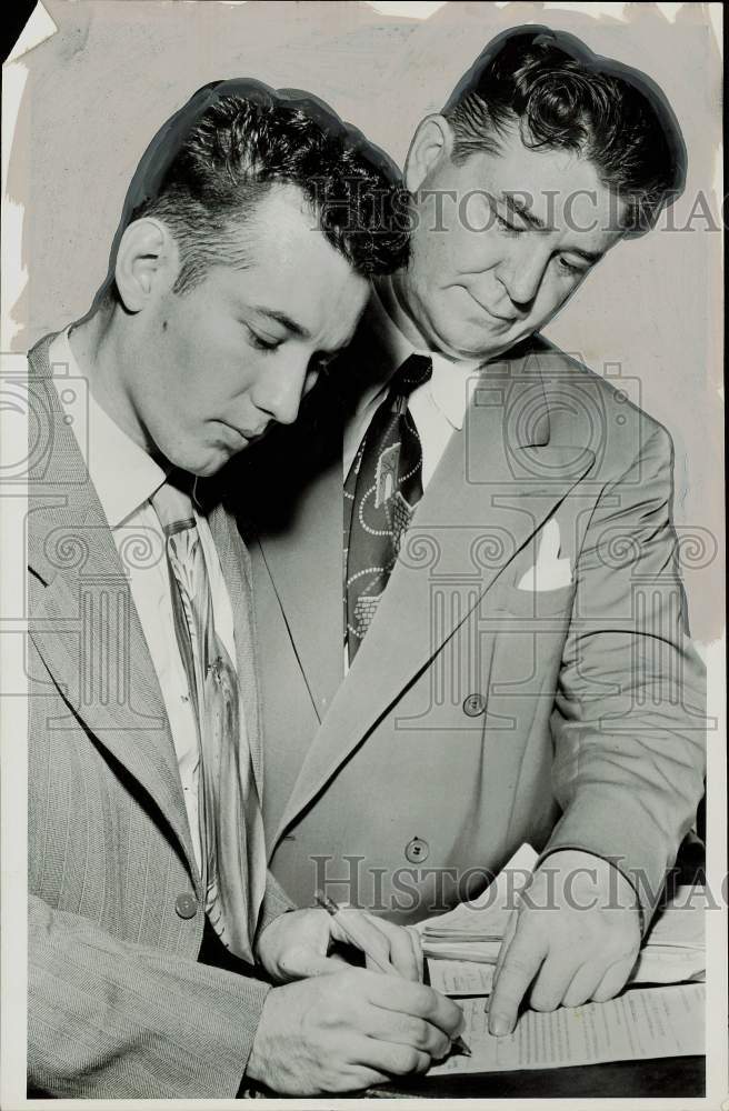 1950 Press Photo Wash Howard shown signing document with another man - hpa81840- Historic Images