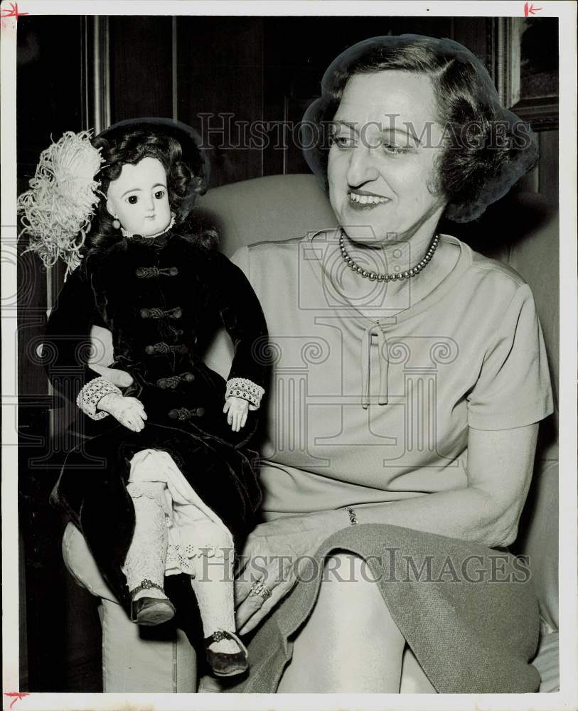 1967 Press Photo Mrs. Preston Weatherred holds an antique doll. - hpa82018- Historic Images