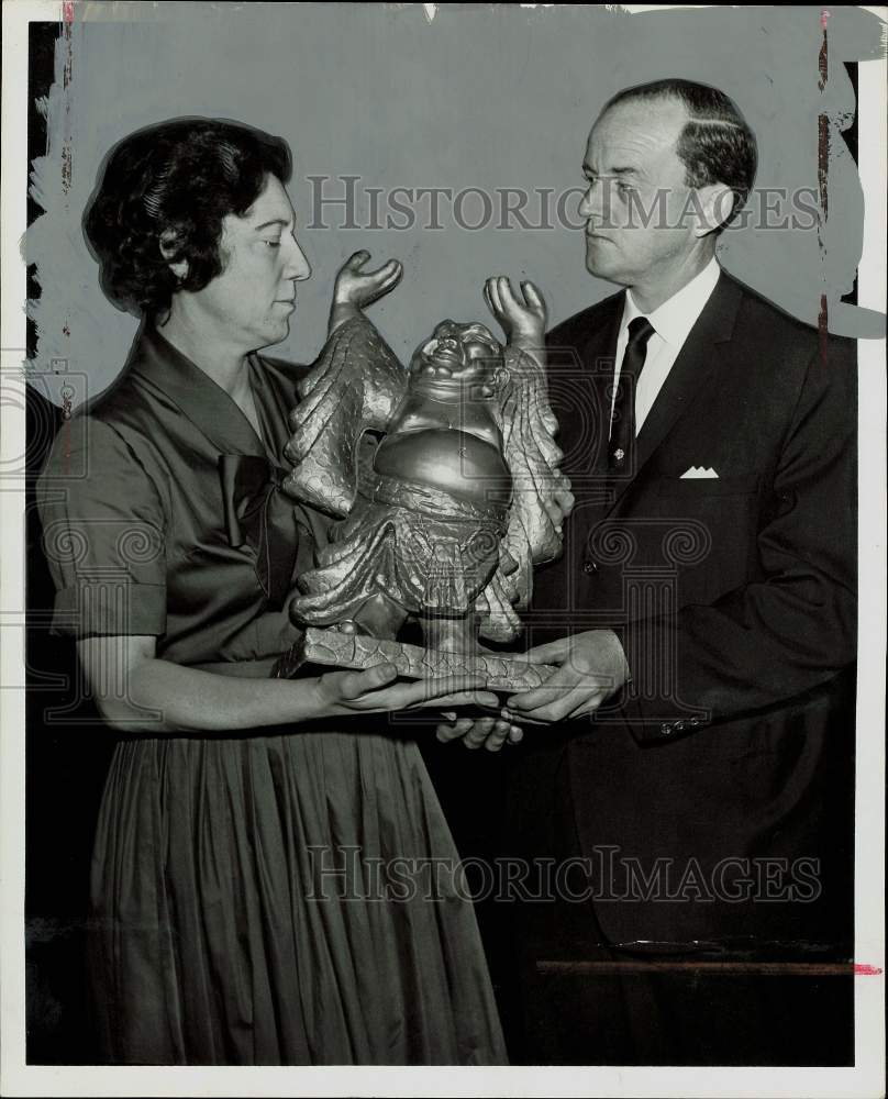 1962 Press Photo Mrs. Ayres presents Buddha statue to Lloyd Lunsford.- Historic Images