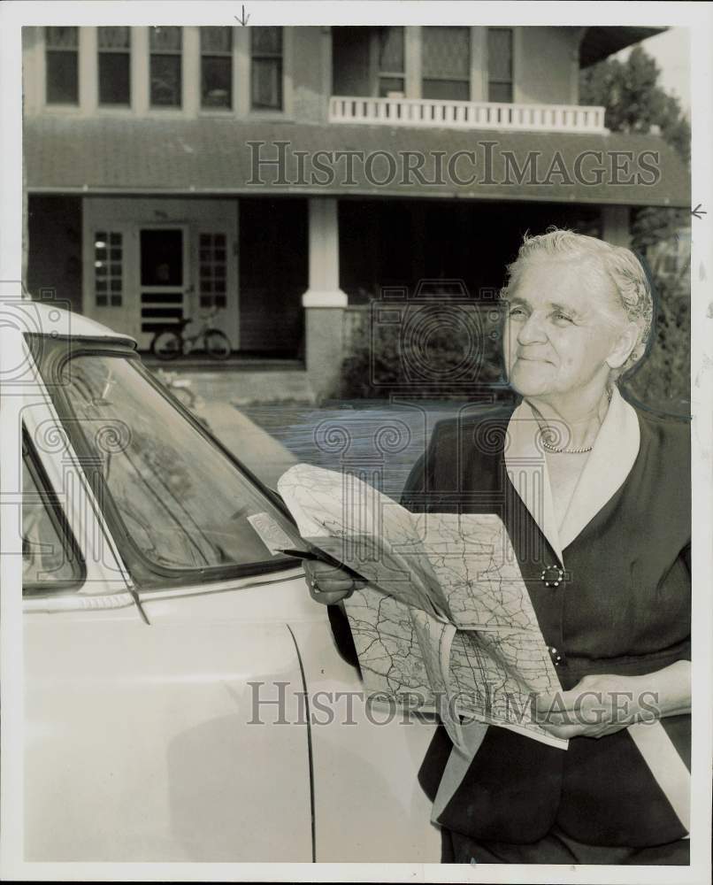 1956 Press Photo Frances Monro, 70 years old, reads road map for trip to Florida- Historic Images