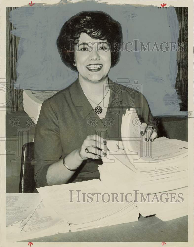 1961 Press Photo Earlene Monroe, office secretary for Butler, Miller and Lents.- Historic Images