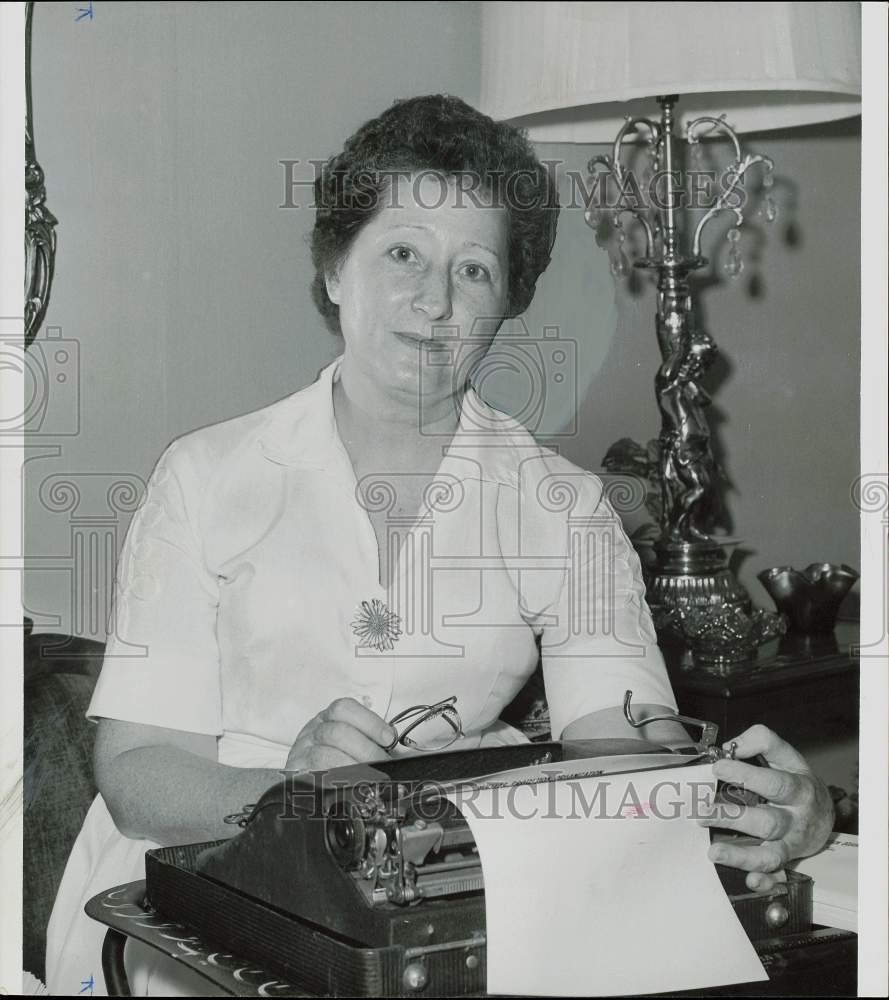 1961 Press Photo Mrs. Clifford Miller does charity work at her Jacinto City home- Historic Images