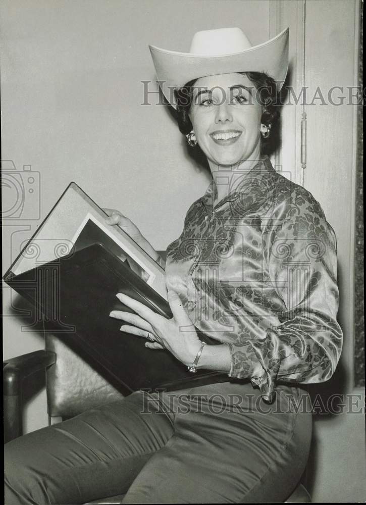 1960 Press Photo Jo Newton, secretary at States Marine Lines in Houston.- Historic Images