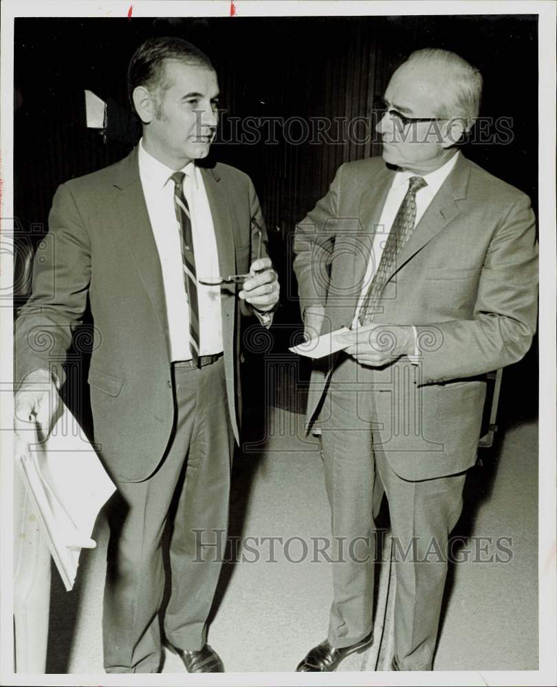 1969 Press Photo Joe Rojo and Glen Fletcher confer in Houston. - hpa82111- Historic Images