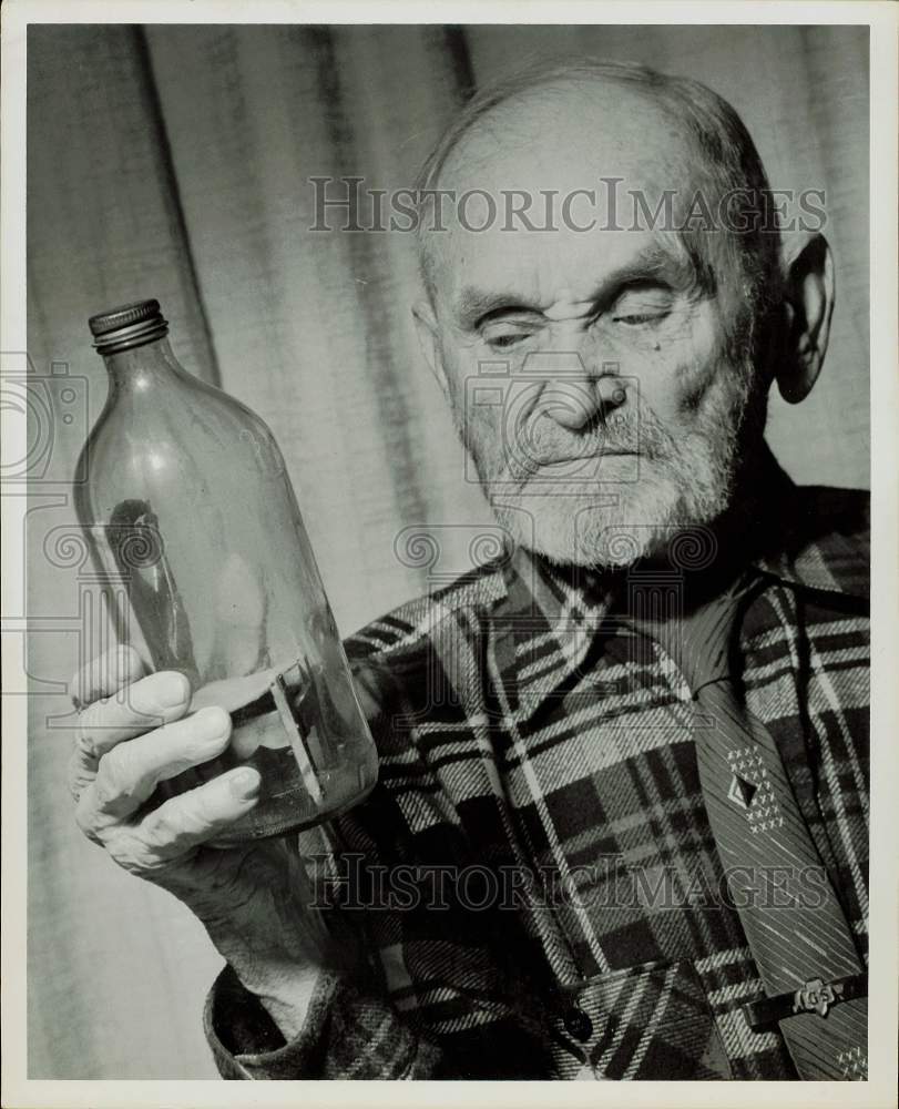 1963 Press Photo Albert Perlich celebrates 100th birthday with chair in a bottle- Historic Images