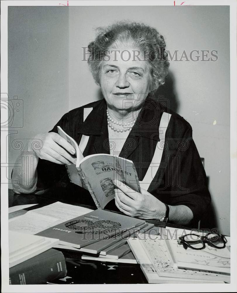 1961 Press Photo Ruth Pennybacker of University of Houston, reads pamphlet- Historic Images