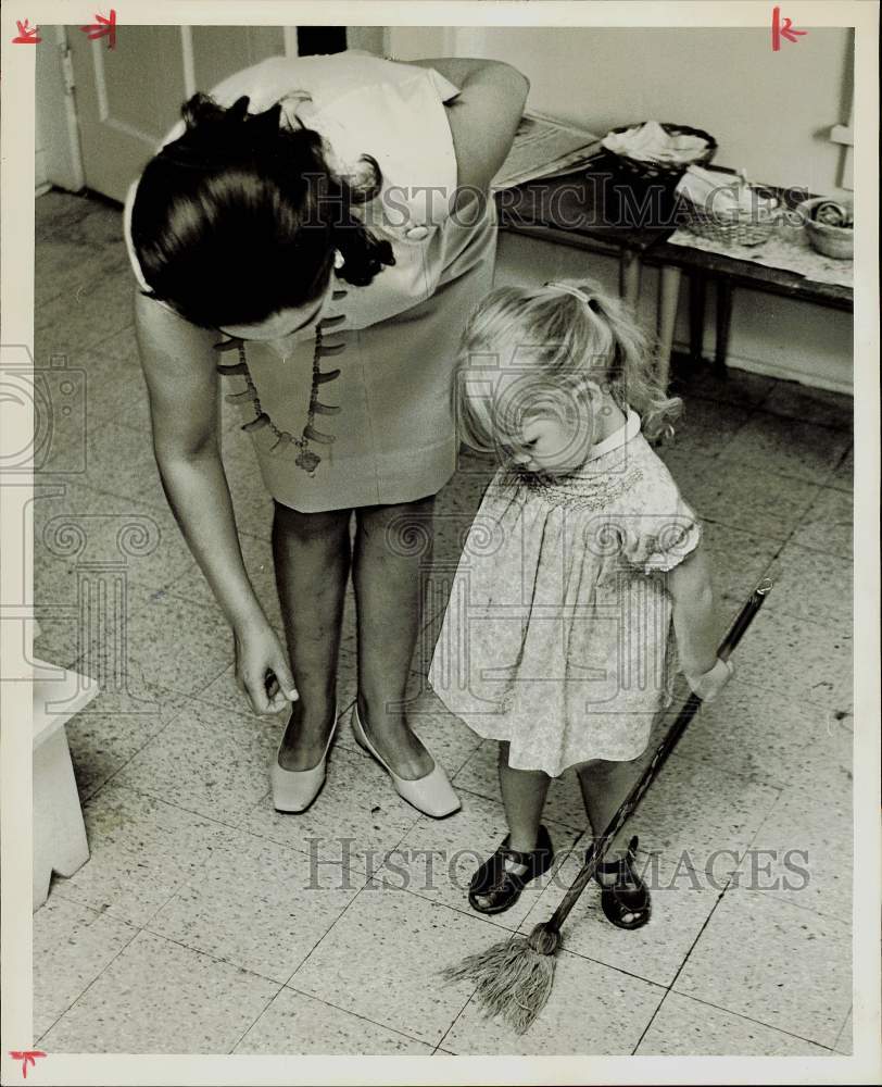 1968 Press Photo Lilia Olivas teaches Paula Showers mopping at Montessori School- Historic Images