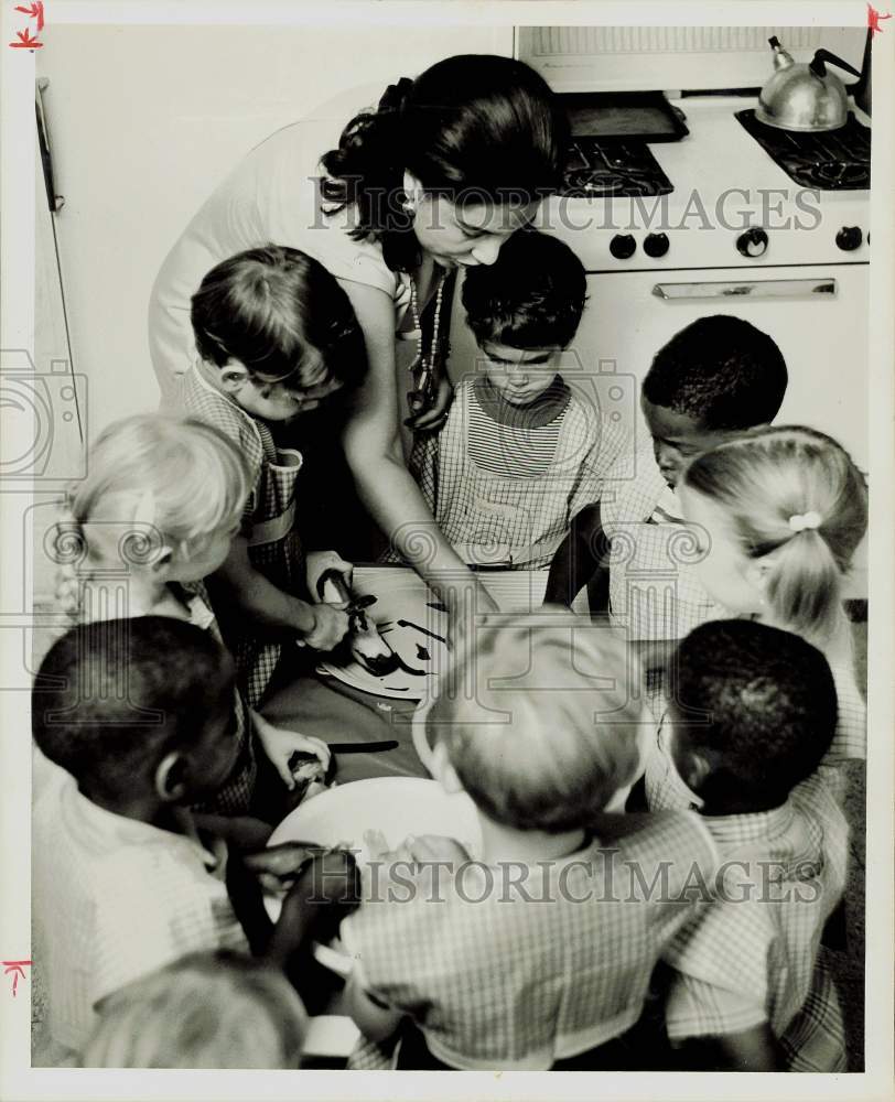 1968 Press Photo Lilia Olivas of River Oaks Montessori and children create salad- Historic Images