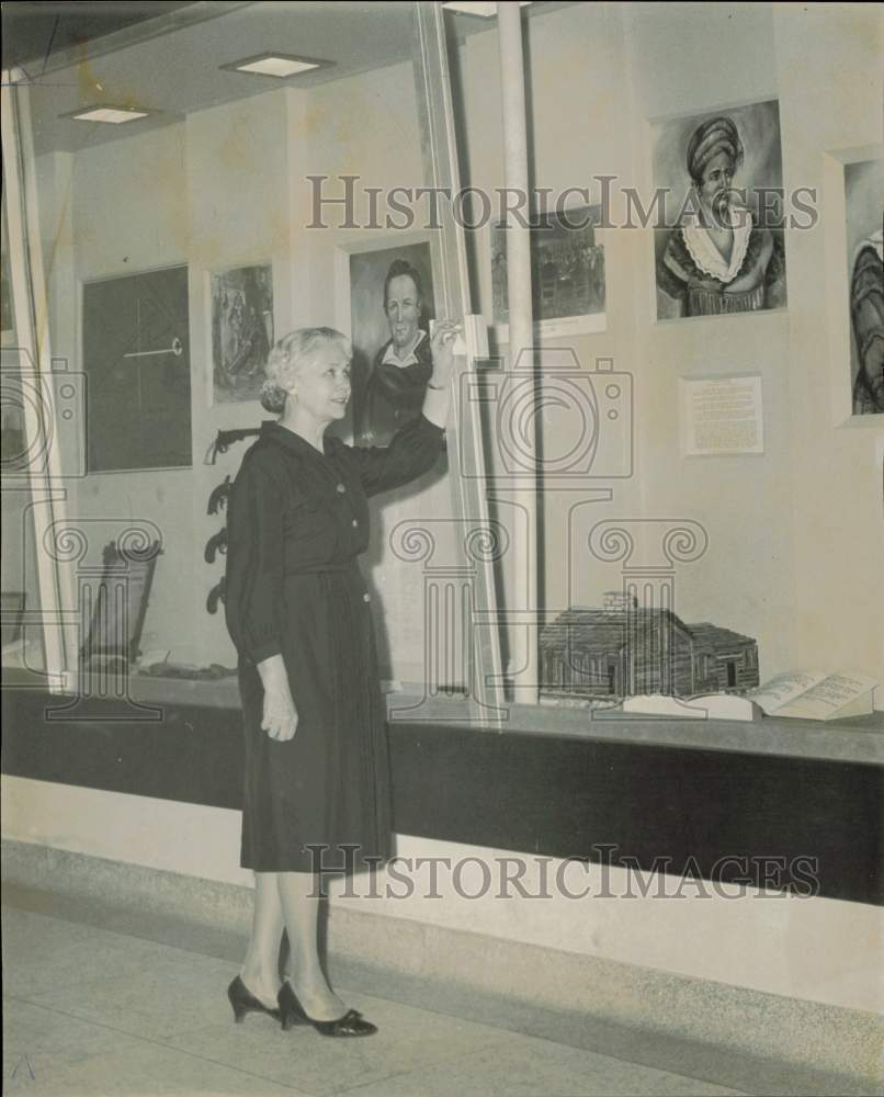 1961 Press Photo Grace Longino with Sam Houston portraits at Sam Houston musuem.- Historic Images