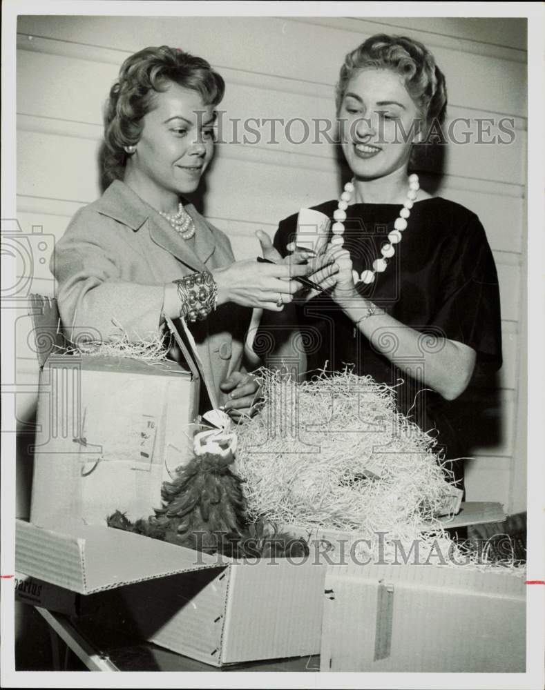 1961 Press Photo Mmes. W.T. Straley and R.C. Reese check benefit merchandise.- Historic Images