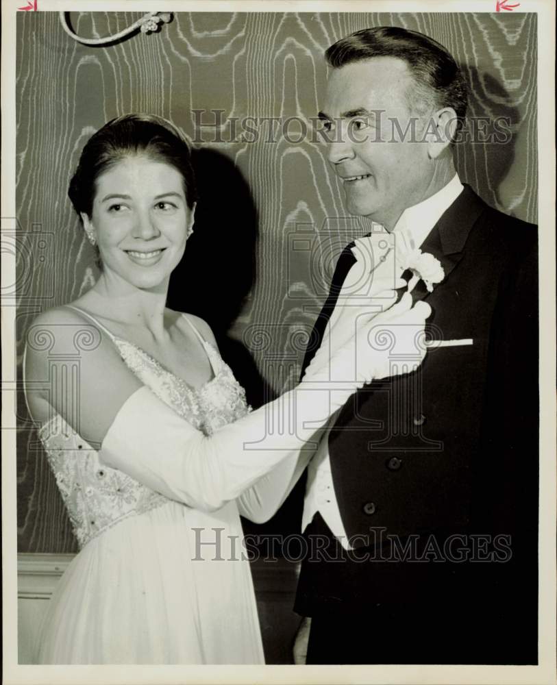 1965 Press Photo Marian Strange, Houston debutante, with her father Robert.- Historic Images