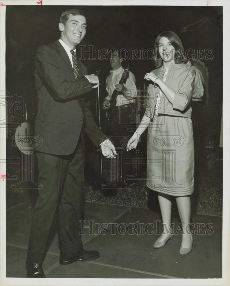 1966 Press Photo Marian Strange and John Dudley dance to music from Bedbugs- Historic Images