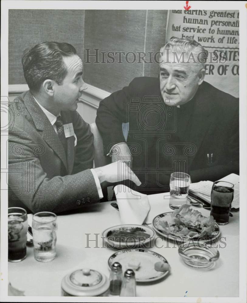 1957 Press Photo Reverend W.W. Stratman and Jaycee President speak at event.- Historic Images