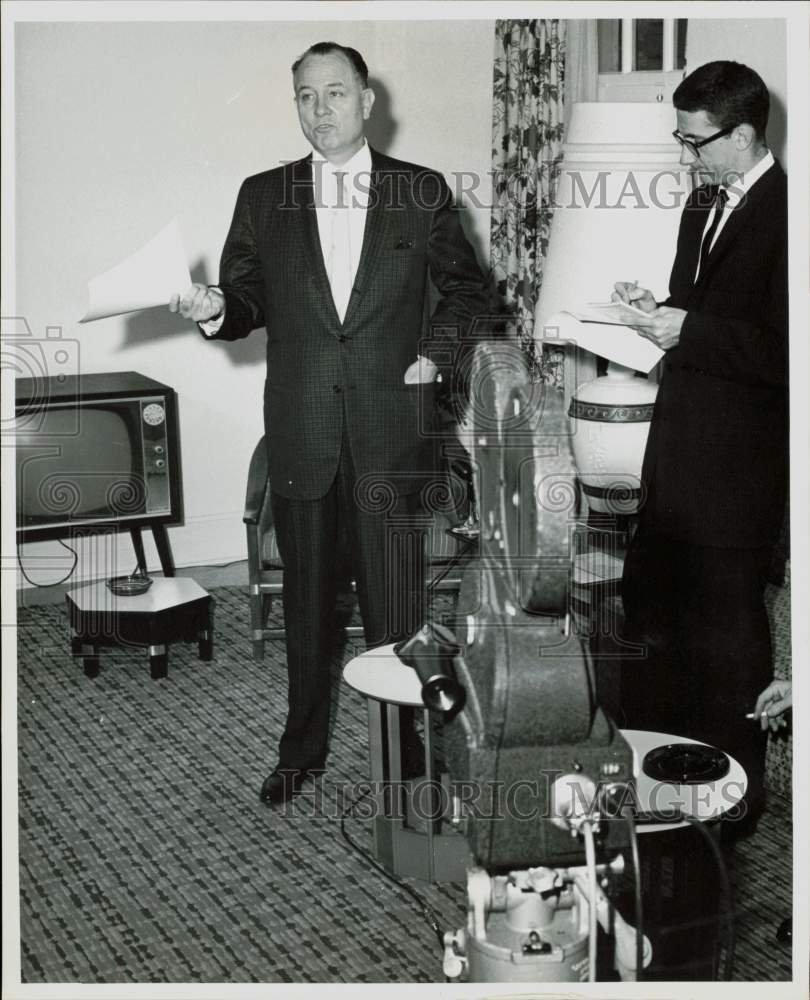 1961 Press Photo Jarrard Secrest, Lt. Governor candidate at Dallas press brief.- Historic Images