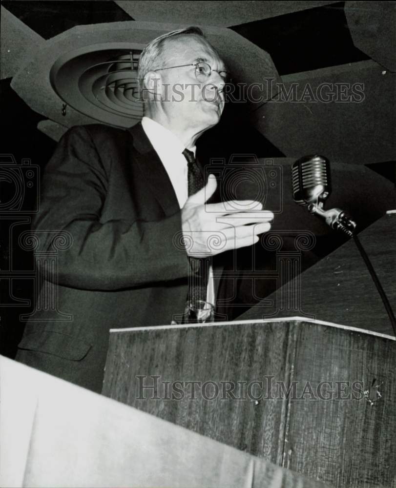 1960 Press Photo John Rogge, New York attorney talks to lawyers. - hpa82352- Historic Images