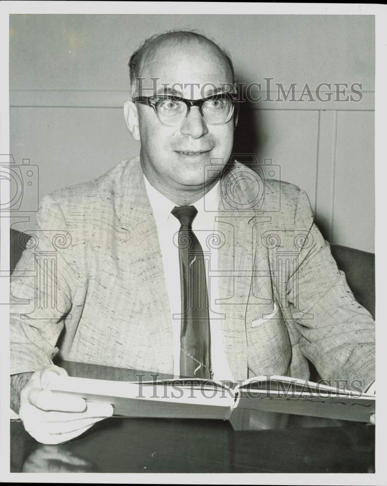 1962 Press Photo Dr. Alfred Neumann at University of Houston Ez. Cullen Building- Historic Images