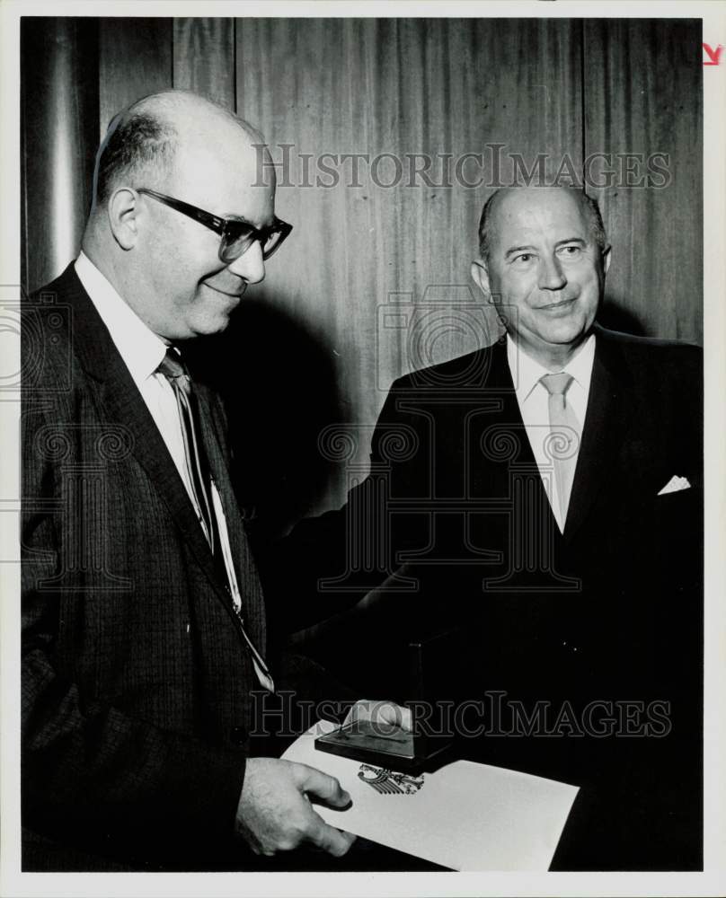 1964 Press Photo Dr. E.A. Newmann awarded Order of Merit by Dr. Ludwig Fabel.- Historic Images