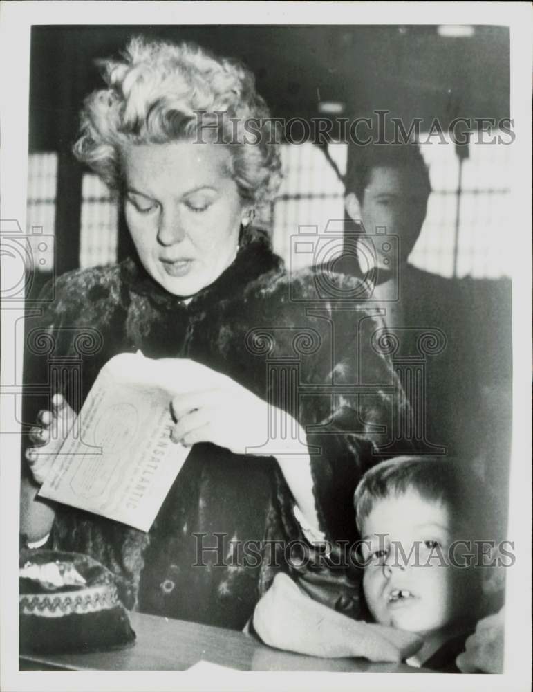 1955 Press Photo Bobo Rockefeller and son check in at New York&#39;s Cunrad pier.- Historic Images