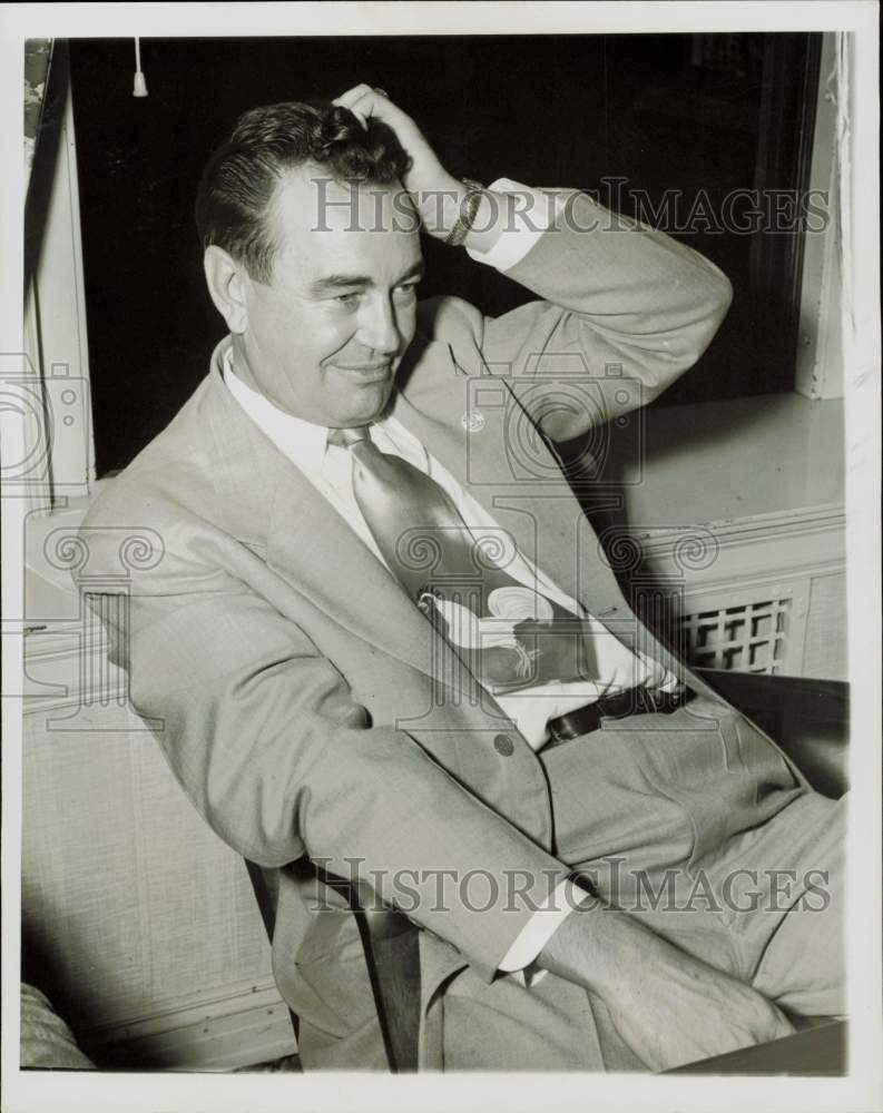 1955 Press Photo Lawrence Wetherby, Kentucky Governor, scratches head.- Historic Images