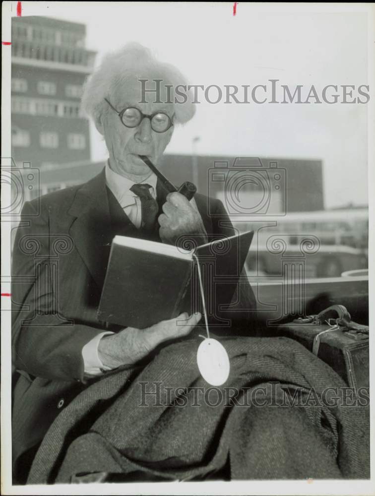 1961 Press Photo Bertrand Russell relaxes at London Airport enroute to Pais.- Historic Images