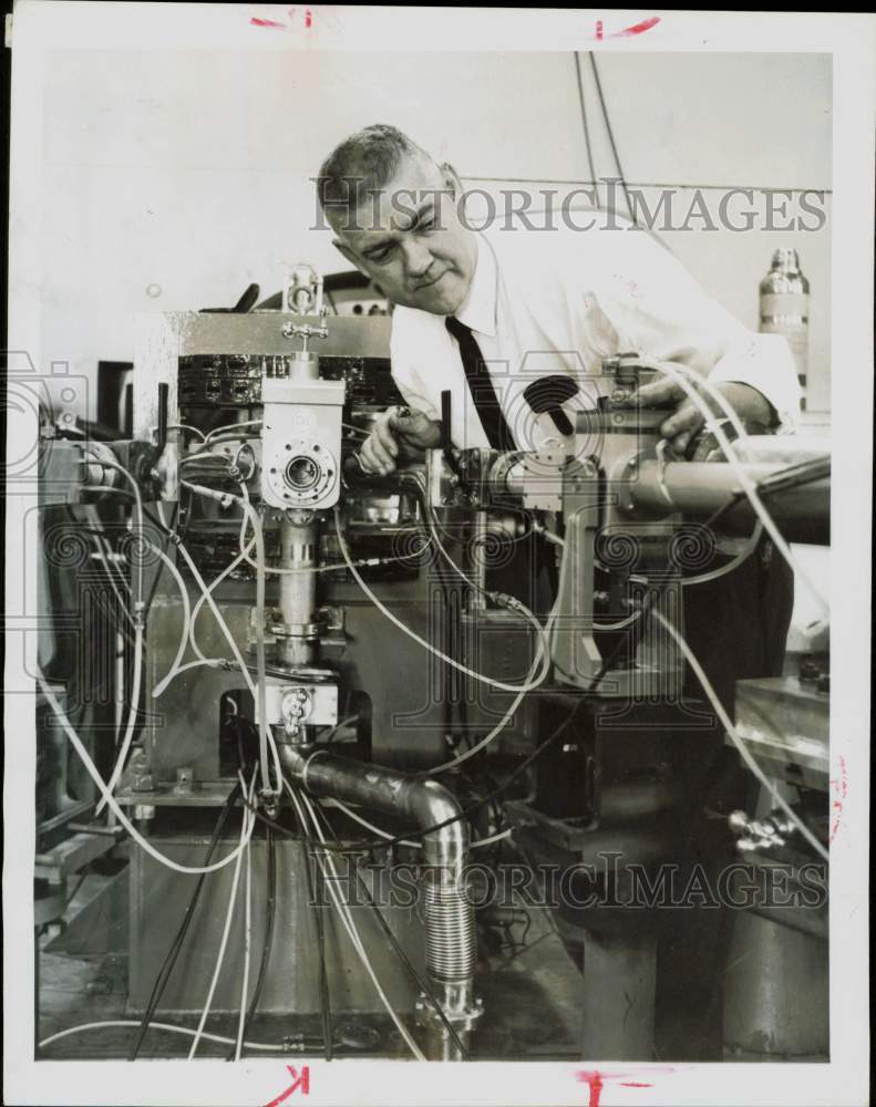 1962 Press Photo Robert Nobles checks magnetic equipment at AEC lab in Chicago.- Historic Images
