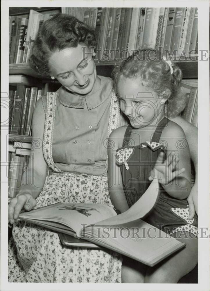 1957 Press Photo Ellanor Sanders, librarian, reads with Janina Lankford.- Historic Images