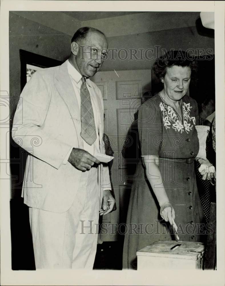 1946 Press Photo Mr. and Mrs. Homer Price cast ballots in Austin, Texas.- Historic Images