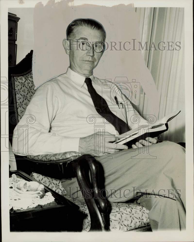 1950 Press Photo Grady Norton, U.S. Weather Bureau storm forecaster in Miami.- Historic Images