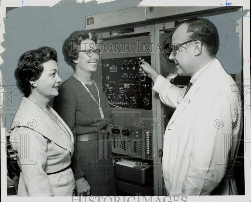 1965 Press Photo Mrs. Jack Powell with speech center participants in laboratory.- Historic Images