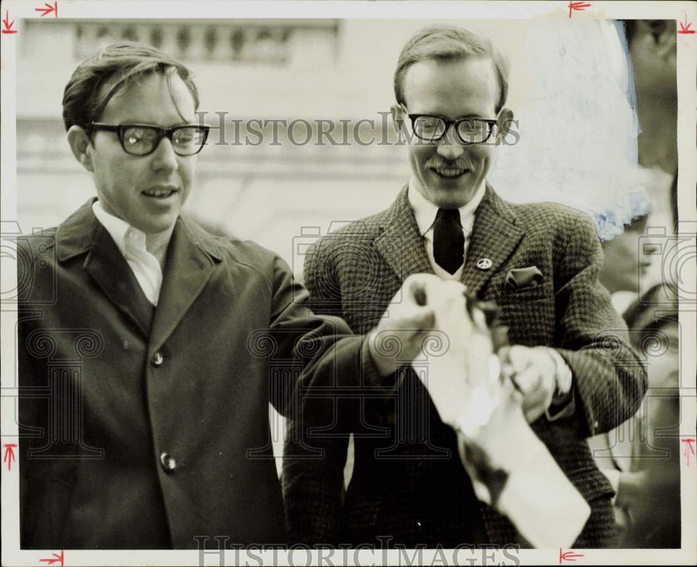 1967 Press Photo Smith burns discharge papers with help of David Shroyer.- Historic Images