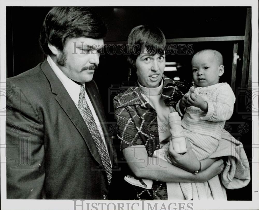 Press Photo Freddy and Cynthia White meet their adopted Vietnamese daughter.- Historic Images