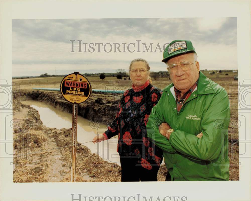 1993 Press Photo Dr. and Mrs. W. W. O'Donnell at their Brenham ranch property.- Historic Images