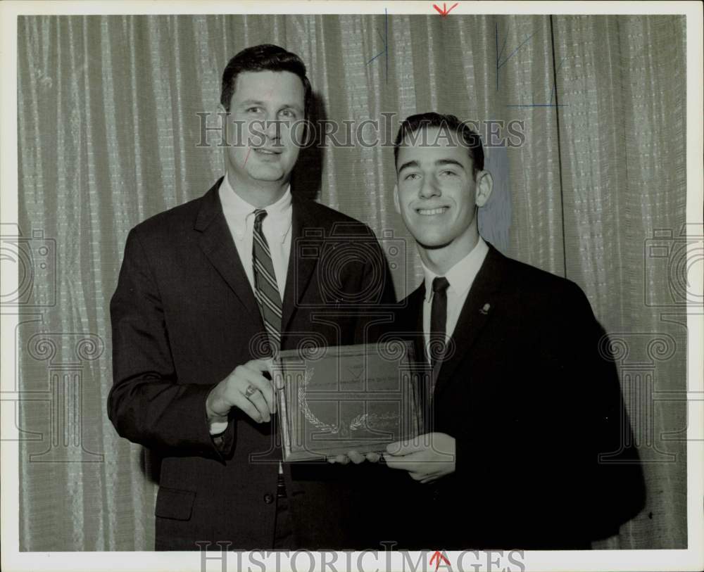 1964 Press Photo Edward Kelly and John O&#39;Dell show Junior Achievement award.- Historic Images