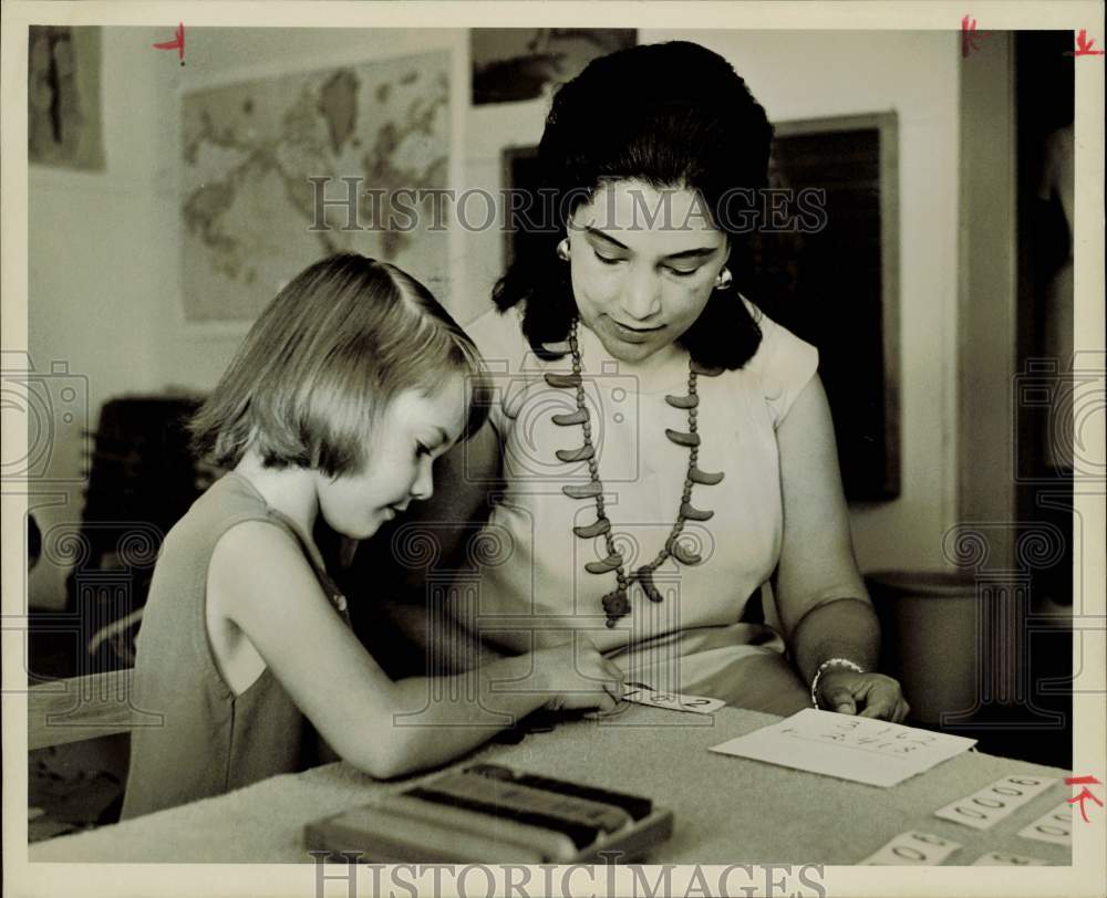 1968 Press Photo Lila Olivas and Beth Bowen work on numbers at Montessori school- Historic Images