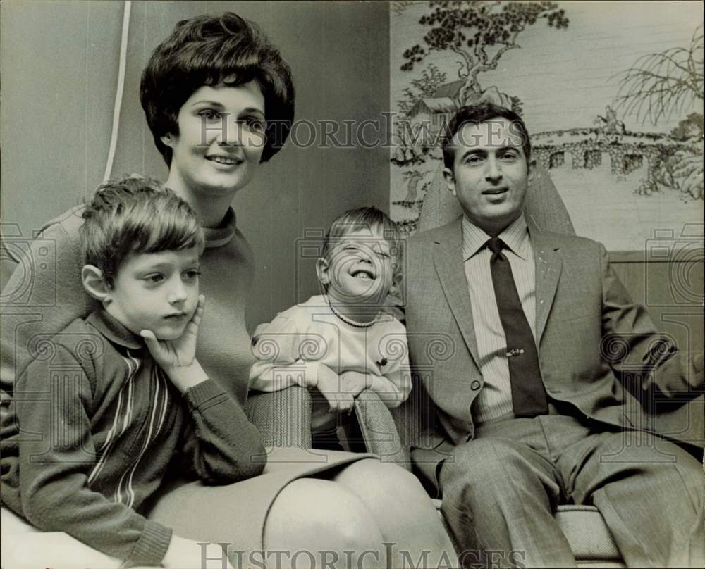 1969 Press Photo Atida and Meno Millo of Israel with sons in United States.- Historic Images