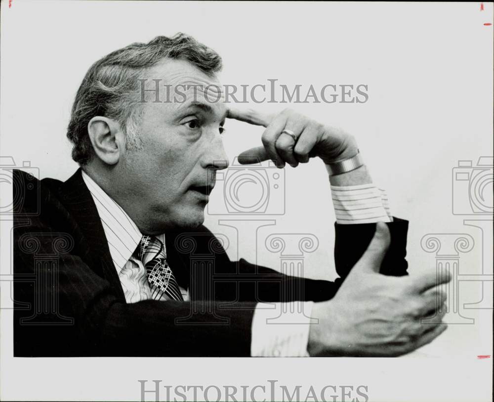 1960 Press Photo Richard Schweiker gesturing during interview - hpa82692- Historic Images